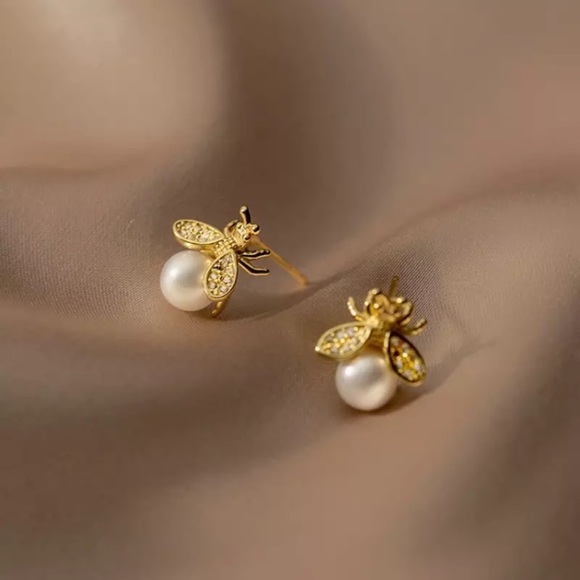 “Queen Bee” Royal Pearl Gold Insect Stud Earrings - Picture 2 of 7